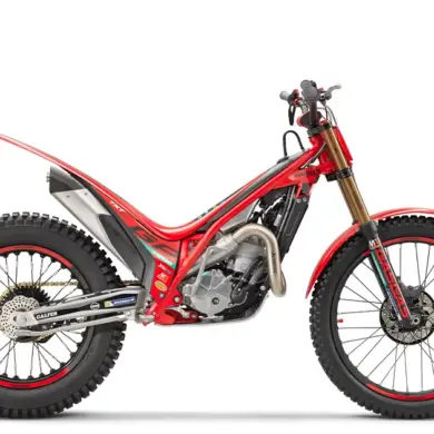 Seitenansicht der GASGAS TXT GP 300 2025, einem modernen roten Trial-Motorrad mit TECH-Gabel, Aluminiumrahmen und Michelin-X11-Reifen.