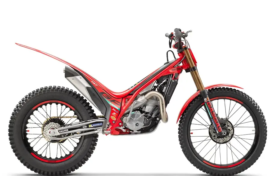 Seitenansicht der GASGAS TXT GP 300 2025, einem modernen roten Trial-Motorrad mit TECH-Gabel, Aluminiumrahmen und Michelin-X11-Reifen.