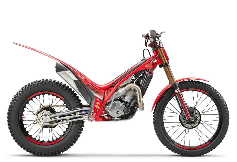 Seitenansicht der GASGAS TXT GP 300 2025, einem modernen roten Trial-Motorrad mit TECH-Gabel, Aluminiumrahmen und Michelin-X11-Reifen.