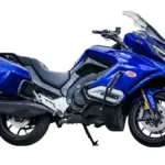 JAWA JD 750 Touring in Blau von der Seite mit Koffern und hoher Windschutzscheibe