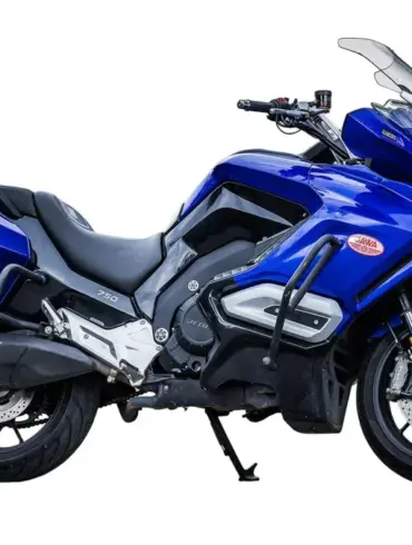 JAWA JD 750 Touring in Blau von der Seite mit Koffern und hoher Windschutzscheibe
