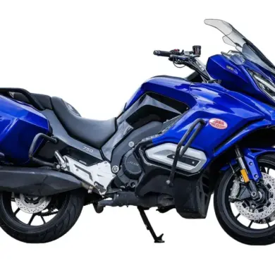 JAWA JD 750 Touring in Blau von der Seite mit Koffern und hoher Windschutzscheibe