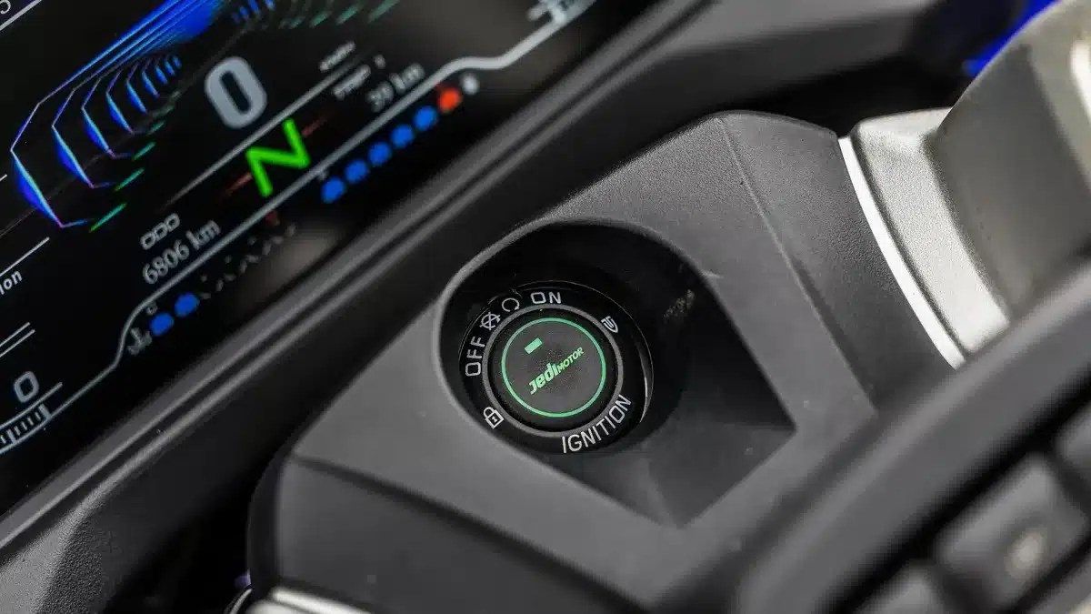 Schlüssellose Zündung und farbiges TFT-Instrumentendisplay der JAWA JD 750 Touring aus der Nähe fotografiert