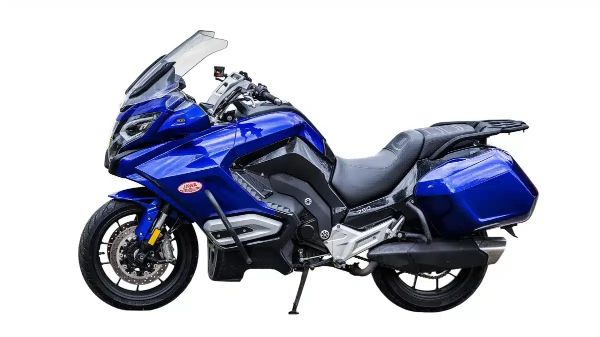 JAWA JD 750 Touring Motorrad von der Seite, blaue Lackierung, Touring-Ausstattung mit Seitenkoffern und hoher Windschutzscheibe.