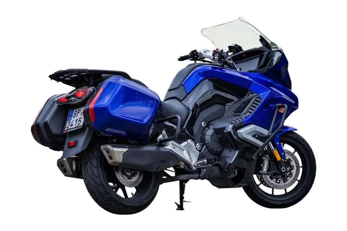 JAWA JD 750 Touring Motorrad, blaue Lackierung, mit großen Seitenkoffern und Windschutzscheibe, Ansicht von hinten schräg rechts