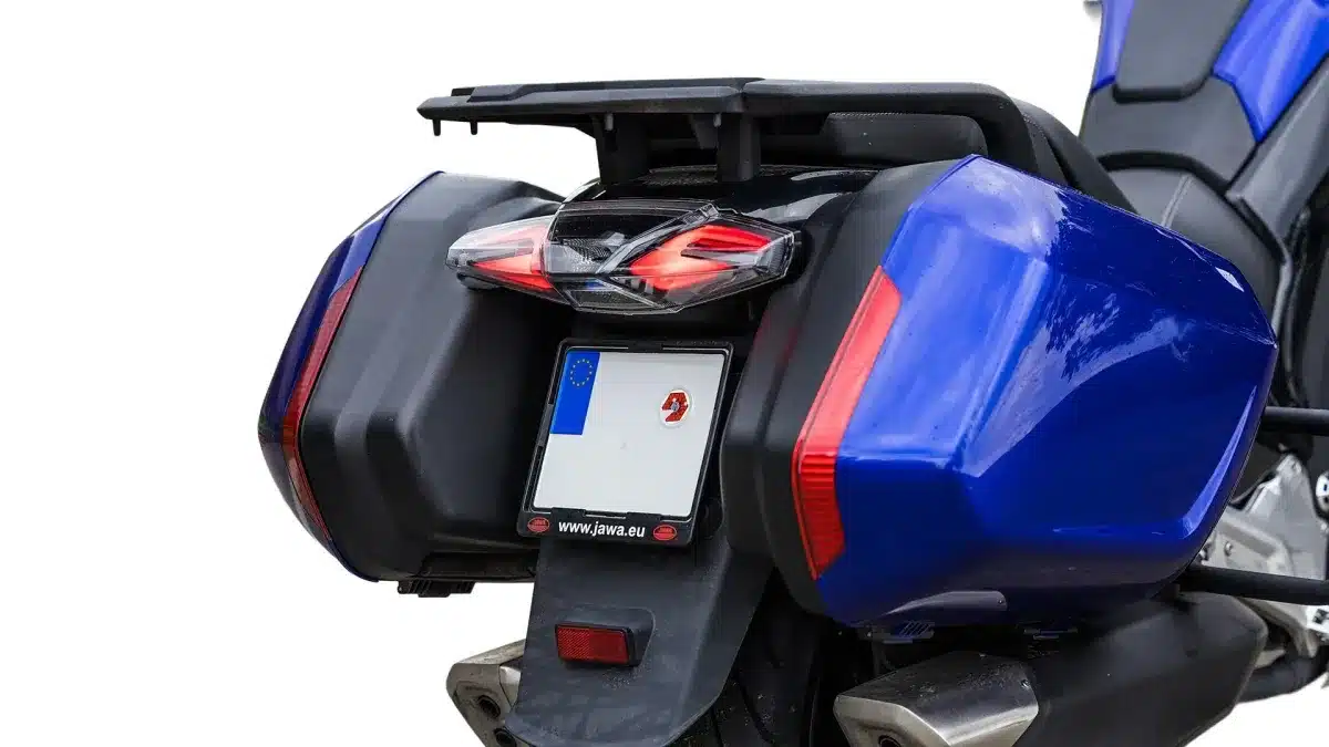 Heckansicht der JAWA JD 750 Touring mit montierten Seitenkoffern und LED-Rückleuchte