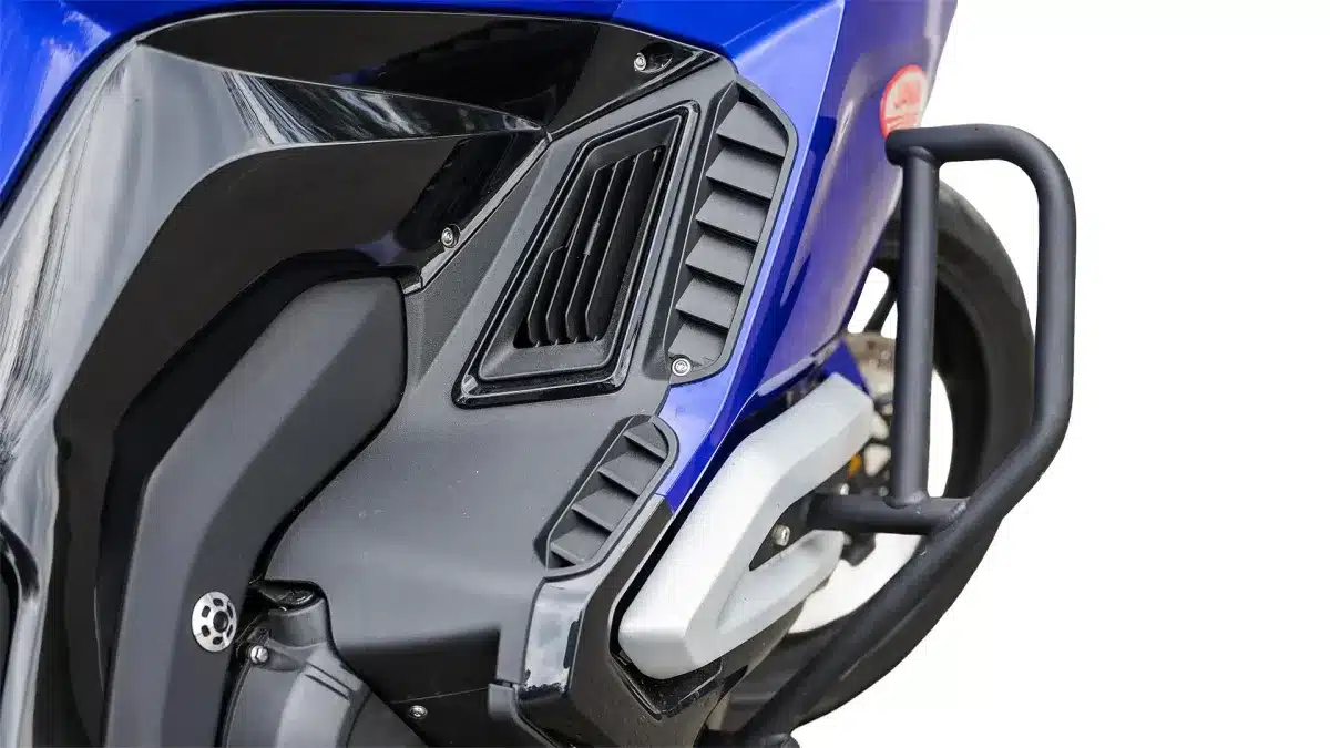 Detail der Seitenverkleidung und des Sturzbügels einer JAWA JD 750 Touring in Blau