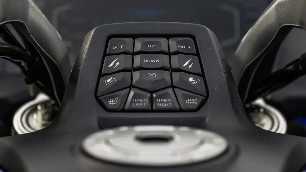 Detailansicht der Bedienknöpfe am Cockpit der JAWA JD 750 Touring, darunter Tasten für Heizgriffe und Sitzbank.