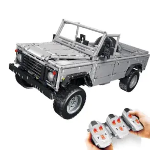 Detailliertes Modell eines ferngesteuerten Offroad-SUVs aus Klemmbausteinen mit drei Fernbedienungen