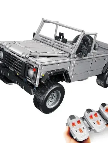 Detailliertes Modell eines ferngesteuerten Offroad-SUVs aus Klemmbausteinen mit drei Fernbedienungen