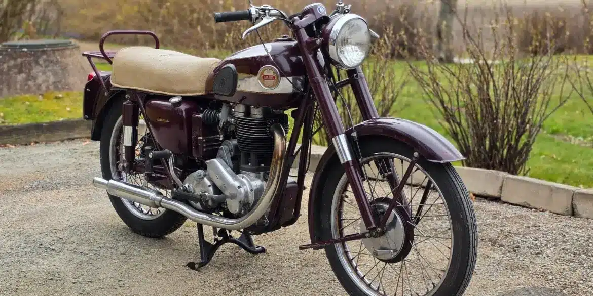 Ariel Red Hunter 497-ccm Einzylinder-Motorrad Baujahr 1955 mit patinierter Lackierung und beigem Sitz, stehend auf einem Hofweg