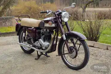 Ariel Red Hunter 497-ccm Einzylinder-Motorrad Baujahr 1955 mit patinierter Lackierung und beigem Sitz, stehend auf einem Hofweg