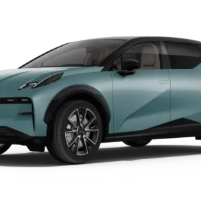 Seitenansicht des Zeekr X Elektroautos in blauer Lackierung vor transparentem Hintergrund.