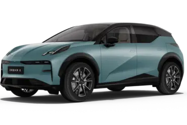 Seitenansicht des Zeekr X Elektroautos in blauer Lackierung vor transparentem Hintergrund.