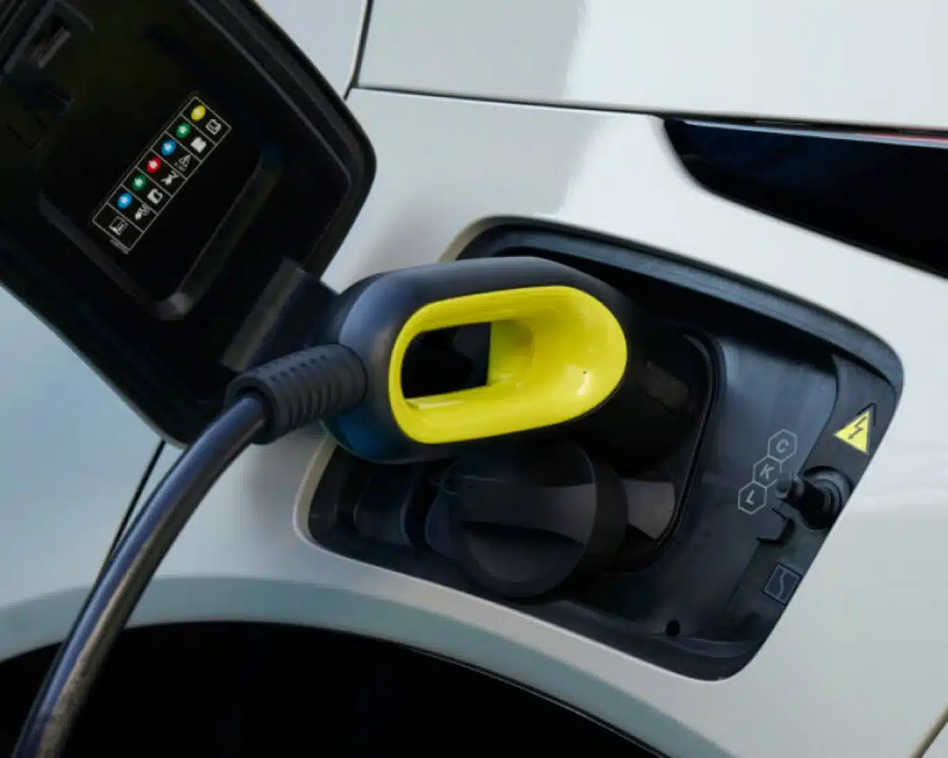 Nahaufnahme: Ladestecker am Ladeanschluss des Zeekr X Elektroautos