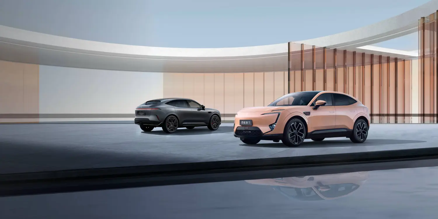 Zwei AVATR 11 Elektroautos vor moderner Architektur, Fokus auf Design und Technik