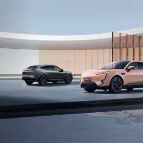 Zwei AVATR 11 Elektroautos vor moderner Architektur, Fokus auf Design und Technik