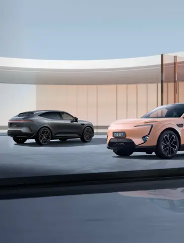 Zwei AVATR 11 Elektroautos vor moderner Architektur, Fokus auf Design und Technik