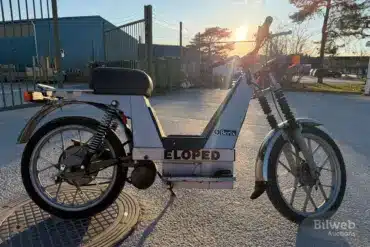 Seitenansicht eines Berix Eloped Elektromopeds aus den 1980er-Jahren, aufgenommen im Außenbereich bei Sonnenuntergang.