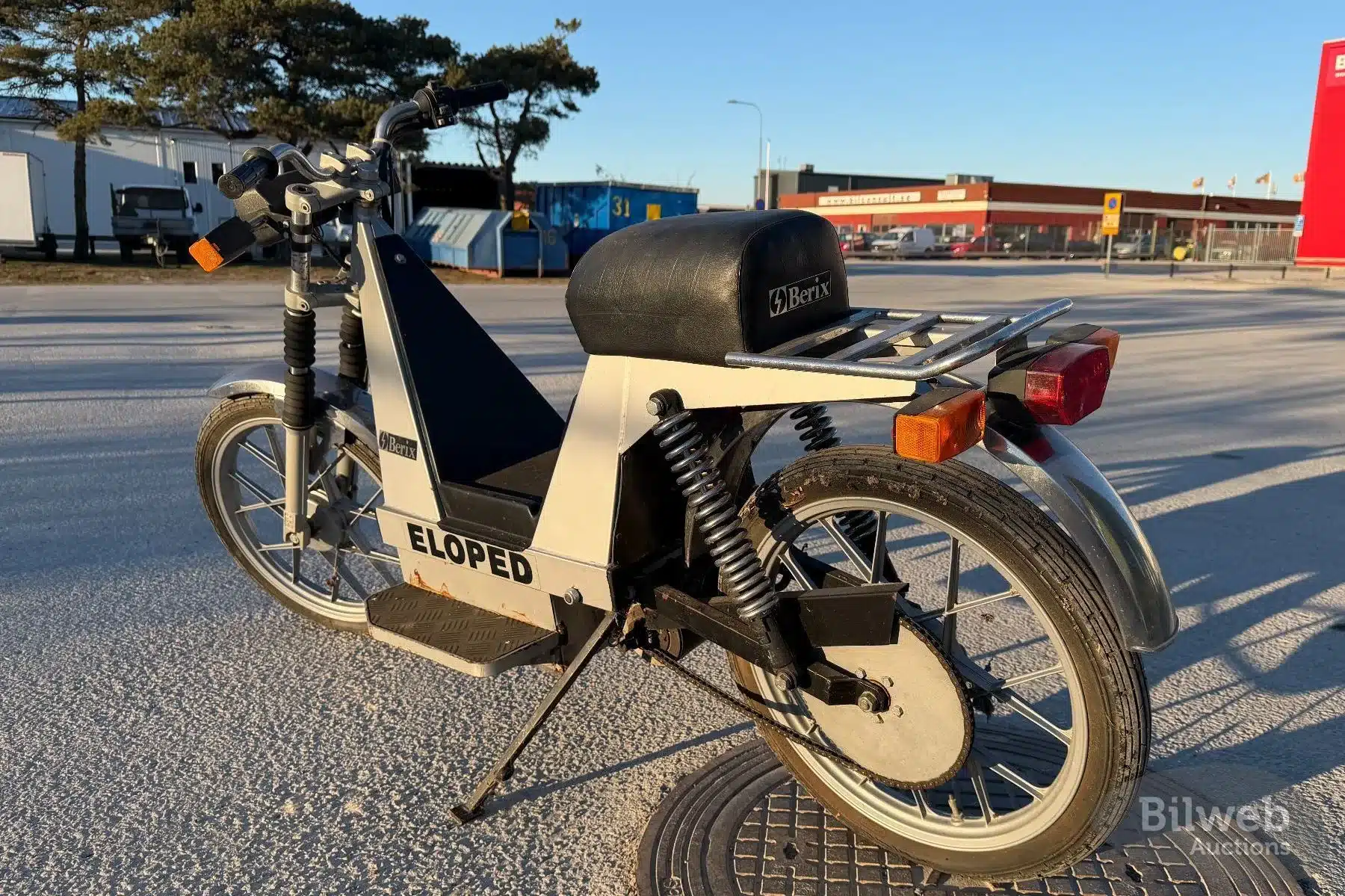 Seitenansicht einer Berix Eloped, einem seltenen schwedischen Elektromoped der 1980er Jahre, auf einem Parkplatz.