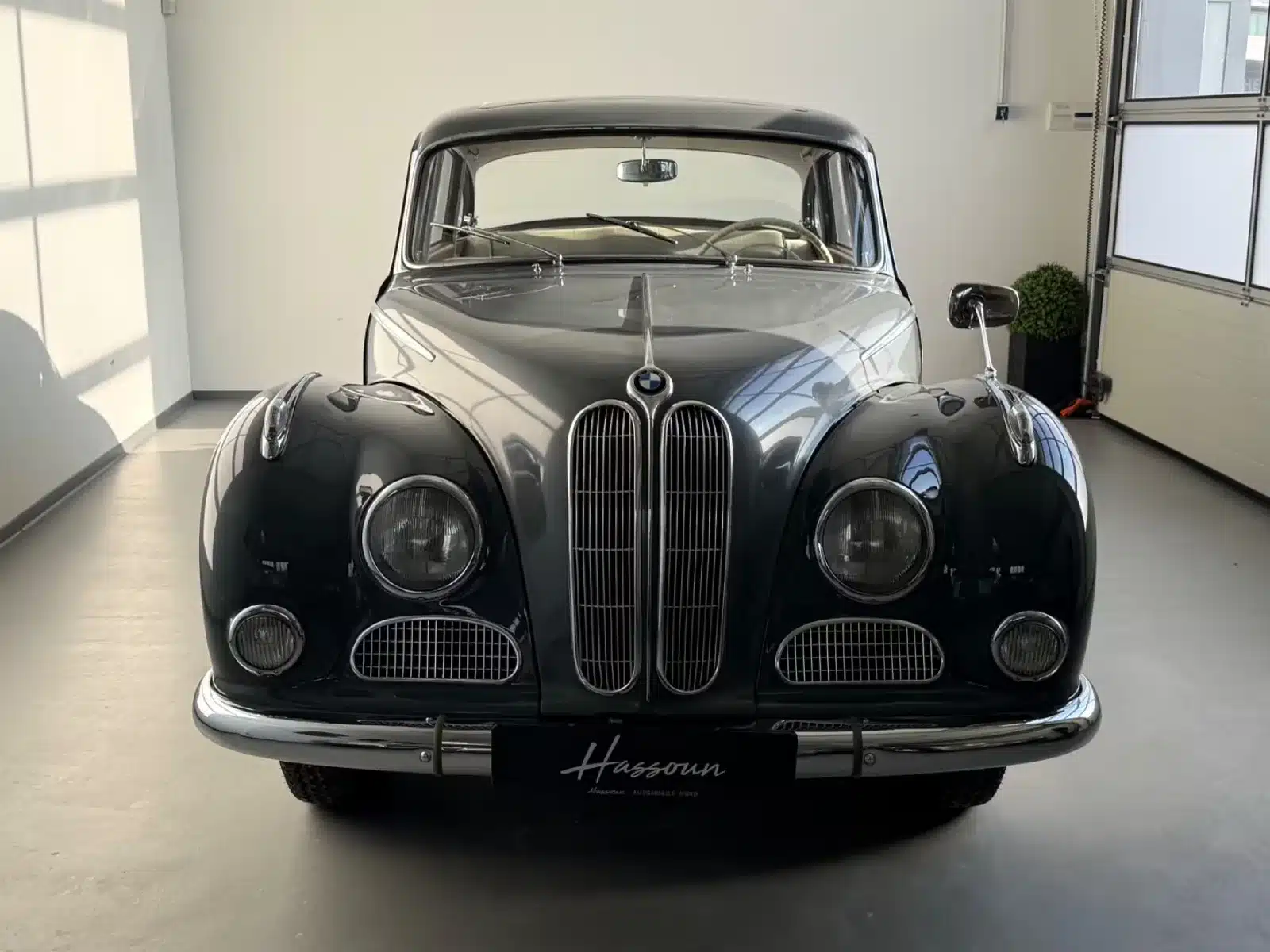 Frontalfotografie eines schwarzen BMW 502 V8 Barockengel von 1959, aufgenommen in einer hellen Garage.