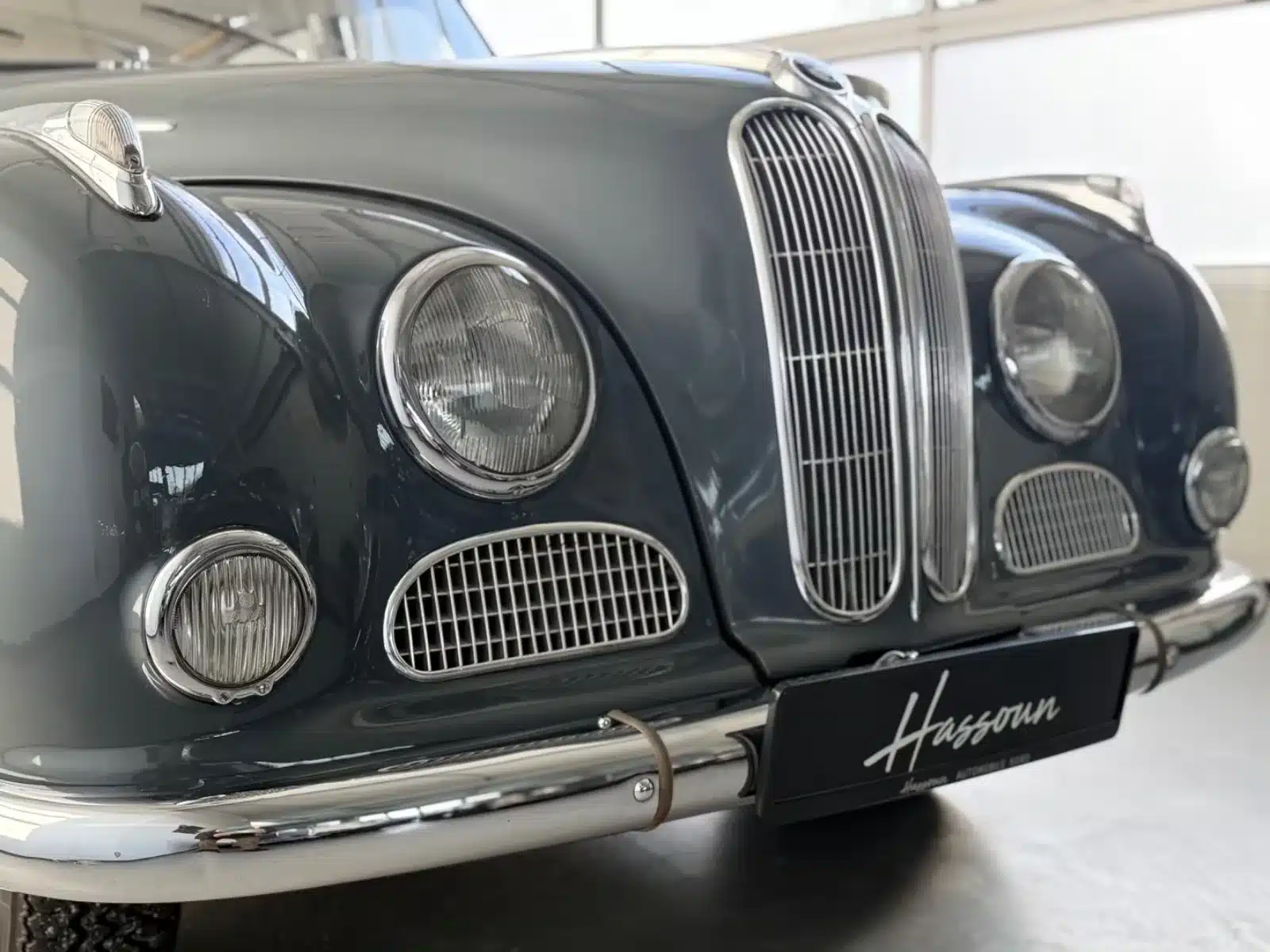 Frontpartie des BMW 502 V8 Barockengel mit Kühler und Scheinwerfern