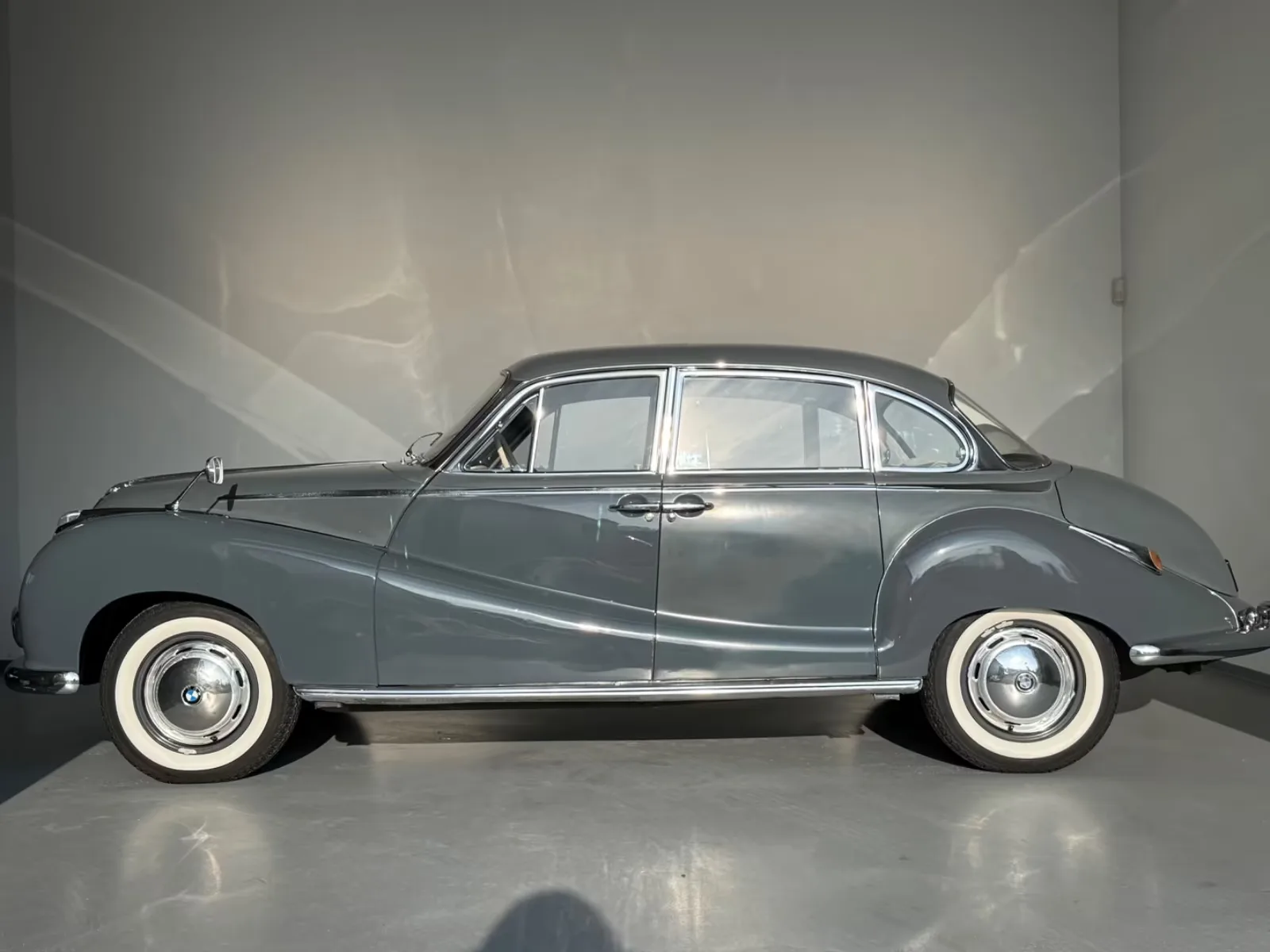 Seitenansicht eines BMW 502 V8 Barockengel Baujahr 1959 in grau mit Schiebedach im Studio