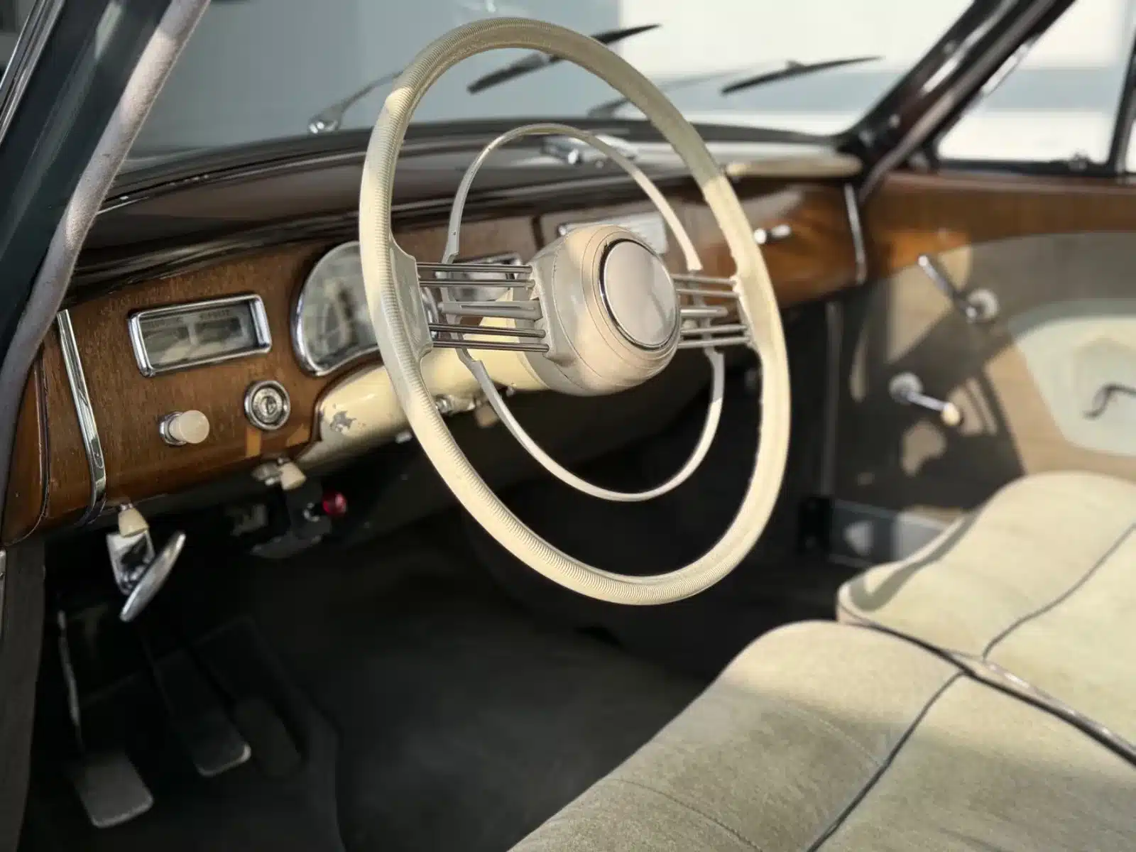 Innenraum eines BMW 502 V8 Barockengel von 1959 mit klassischem Lenkrad und Holzarmaturenbrett.