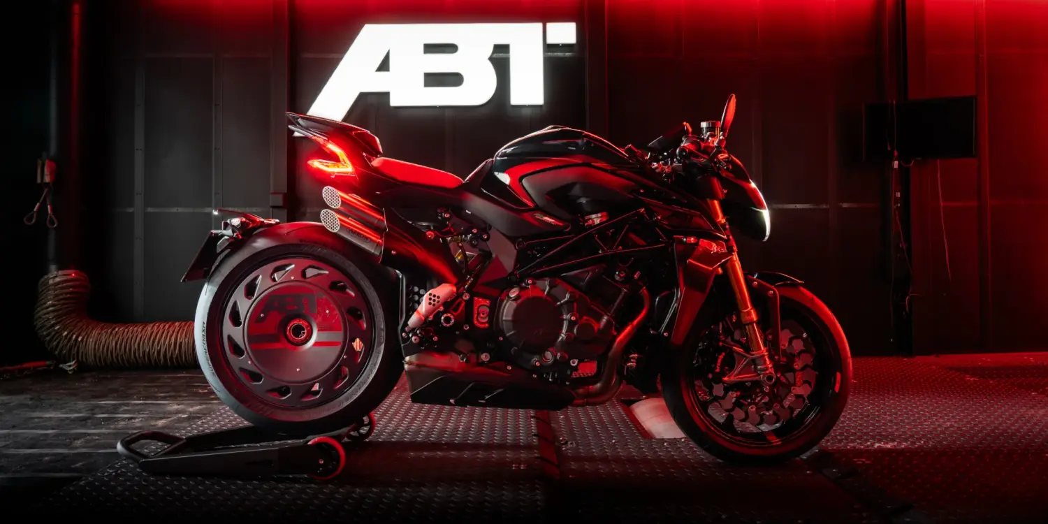 MV Agusta Brutale 1000 ABT Sondermodell seitlich im roten Licht, Turbofan-Hinterradabdeckung, ABT-Logo im Hintergrund