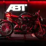 MV Agusta Brutale 1000 ABT Sondermodell seitlich im roten Licht, Turbofan-Hinterradabdeckung, ABT-Logo im Hintergrund