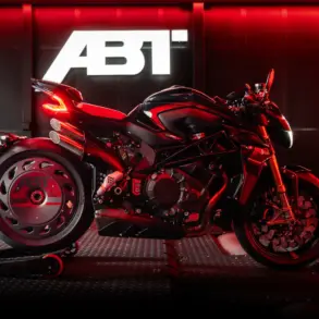 MV Agusta Brutale 1000 ABT Sondermodell seitlich im roten Licht, Turbofan-Hinterradabdeckung, ABT-Logo im Hintergrund