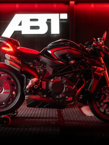 MV Agusta Brutale 1000 ABT Sondermodell seitlich im roten Licht, Turbofan-Hinterradabdeckung, ABT-Logo im Hintergrund