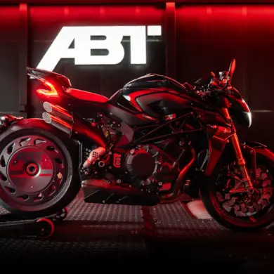 MV Agusta Brutale 1000 ABT Sondermodell seitlich im roten Licht, Turbofan-Hinterradabdeckung, ABT-Logo im Hintergrund