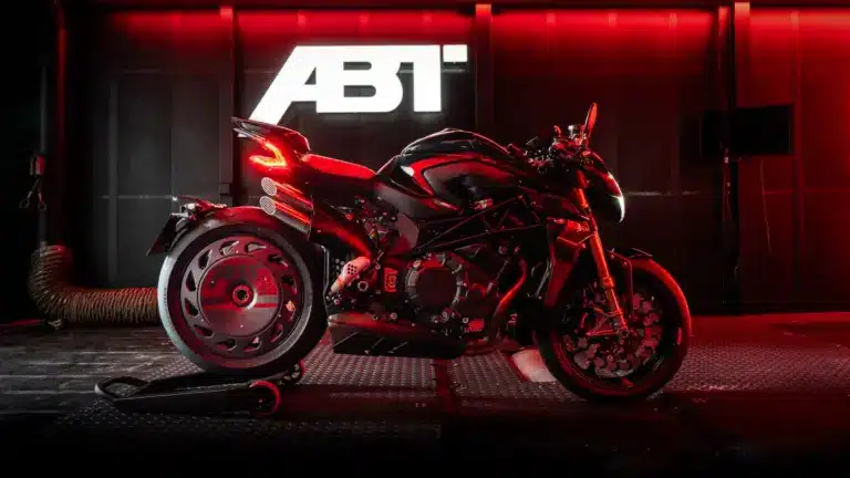 MV Agusta Brutale 1000 ABT Sondermodell seitlich im roten Licht, Turbofan-Hinterradabdeckung, ABT-Logo im Hintergrund