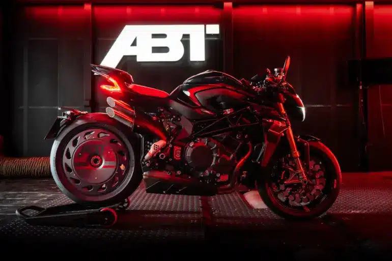 MV Agusta Brutale 1000 ABT Sondermodell seitlich im roten Licht, Turbofan-Hinterradabdeckung, ABT-Logo im Hintergrund