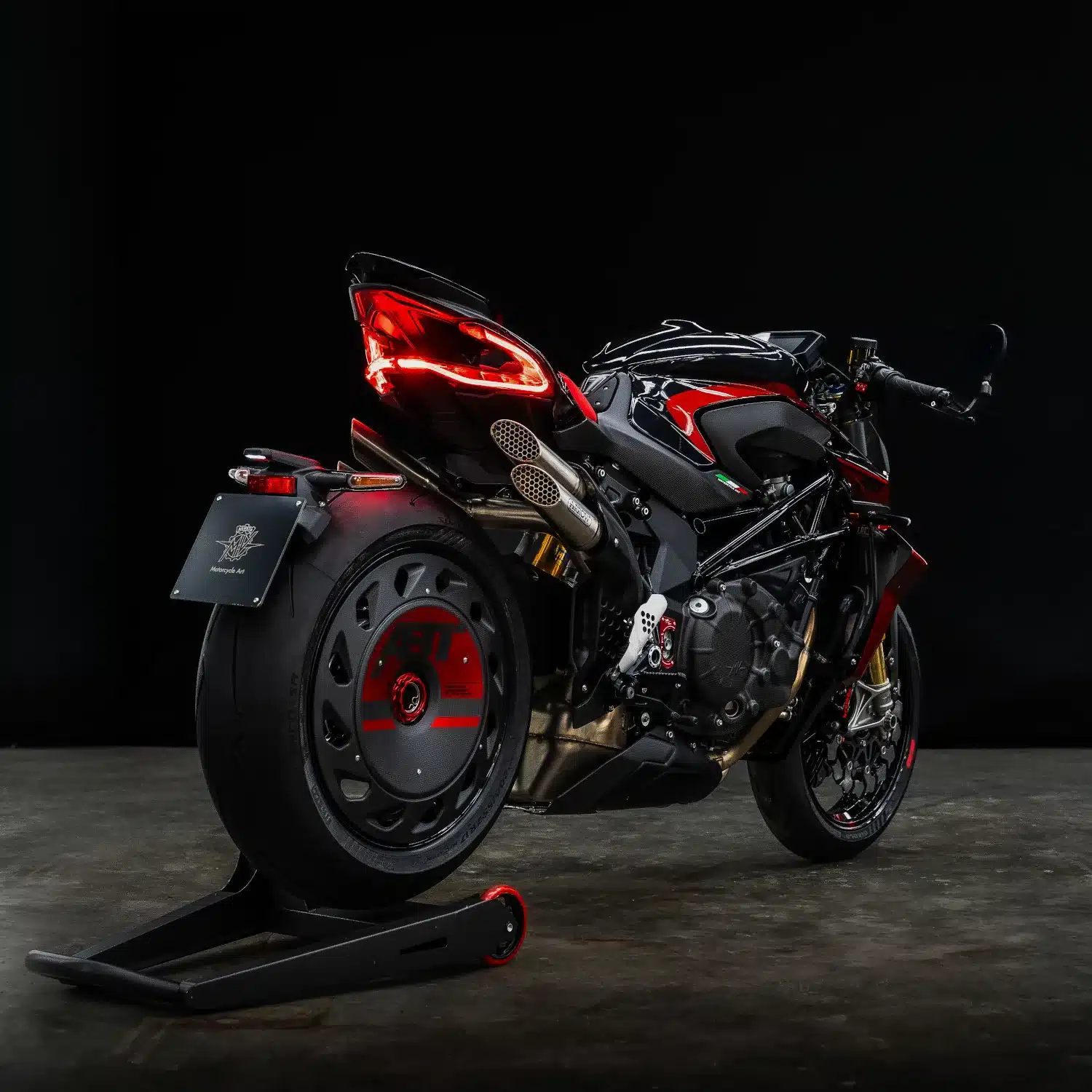 Heckansicht der MV Agusta Brutale 1000 ABT mit Carbon-Turbofan-Hinterradabdeckung und Rennsport-Komponenten.
