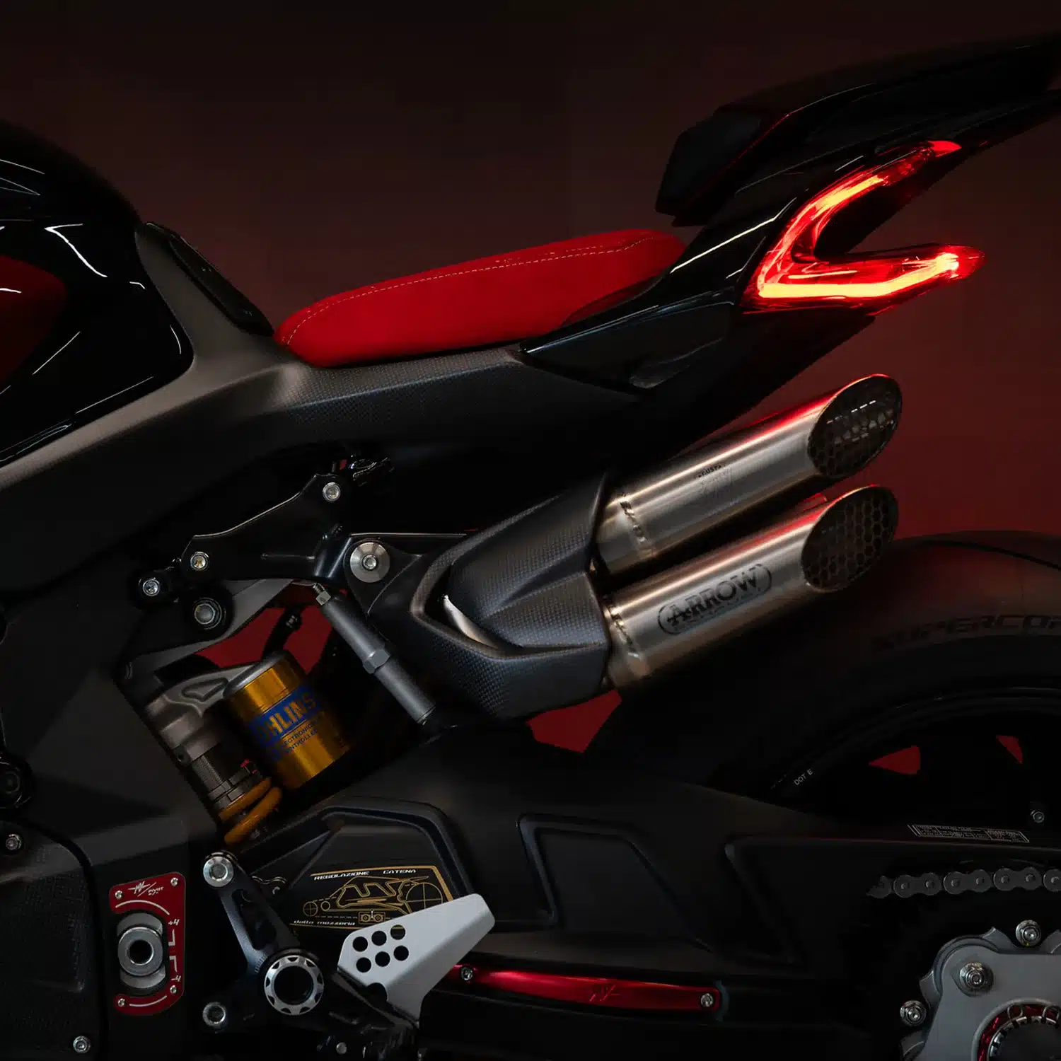 Detailaufnahme des hinteren Bereichs der MV Agusta Brutale 1000 ABT: Auspuffanlage, Sitzbank und Öhlins-Federbein.