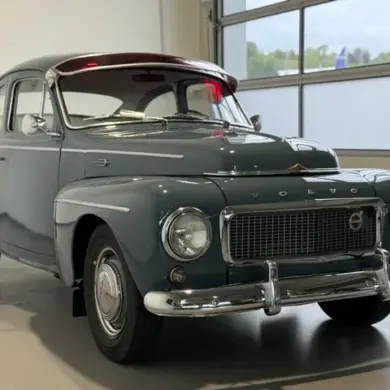 Volvo PV544, Baujahr 1961, in grau-blau als gepflegter Oldtimer in einer Halle