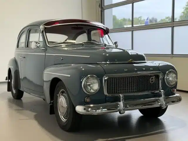 Volvo PV544, Baujahr 1961, in grau-blau als gepflegter Oldtimer in einer Halle