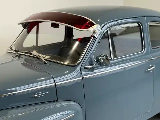 Gepflegter Volvo PV544 Baujahr 1961 in grau-blauer Lackierung, Seitenansicht mit Windschutzscheibenblende