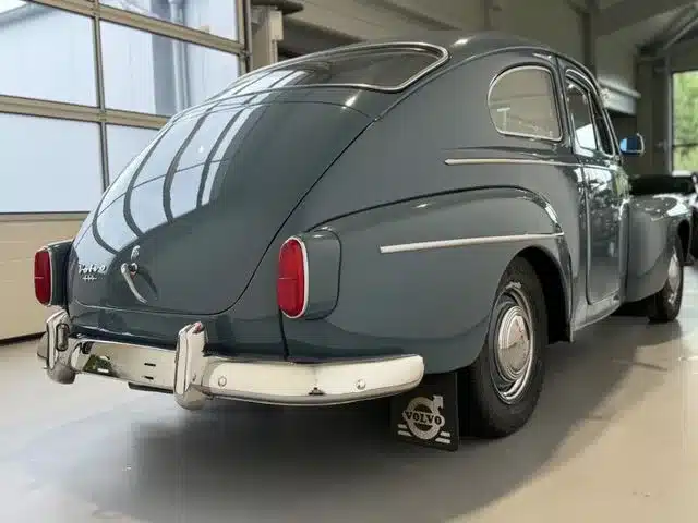 Gepflegter Volvo PV544 Baujahr 1961 in grau-blauer Lackierung, Heckansicht in heller Garage