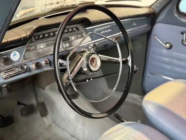 Lenkrad und Armaturenbrett eines Volvo PV544 Baujahr 1961 in gepflegtem Zustand