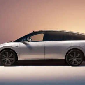 Li Auto i6 in Seitenansicht, silberfarbenes Elektro-SUV mit stromlinienförmigem Design vor sanftem Farbverlauf-Hintergrund.
