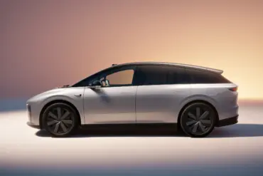 Li Auto i6 in Seitenansicht, silberfarbenes Elektro-SUV mit stromlinienförmigem Design vor sanftem Farbverlauf-Hintergrund.