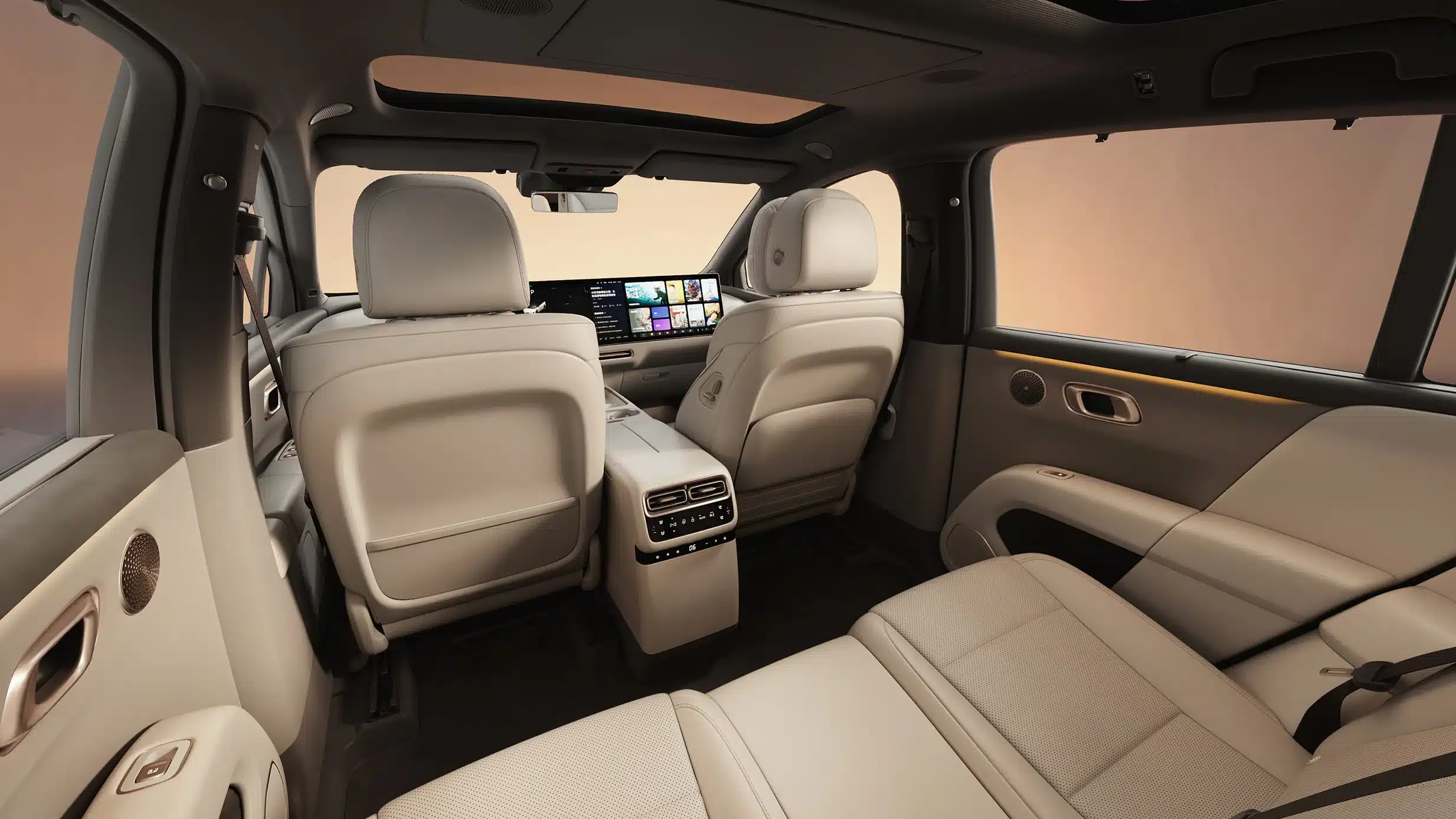 Blick in den Innenraum des Li Auto i6 mit beigen Ledersitzen, großem Panoramadach und digitalen Displays.