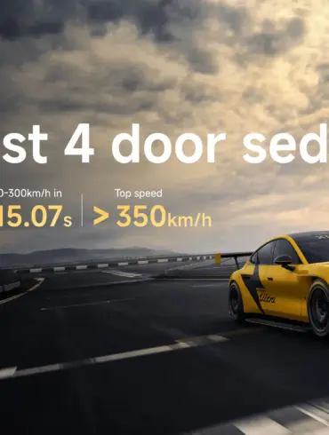 Gelber Xiaomi SU7 Ultra fährt auf einer Rennstrecke bei Sonnenaufgang, technische Leistungsdaten im Vordergrund.