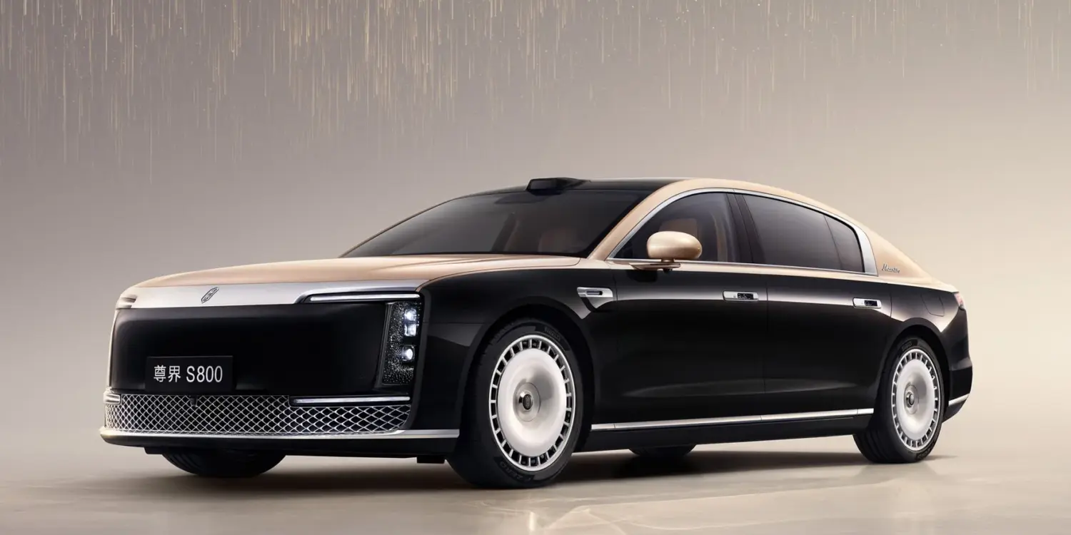 Zunjie S800 Limousine in Schwarz-Gold, seitliche Frontansicht im Studio