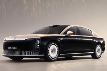 Zunjie S800 Limousine in Schwarz-Gold, seitliche Frontansicht im Studio