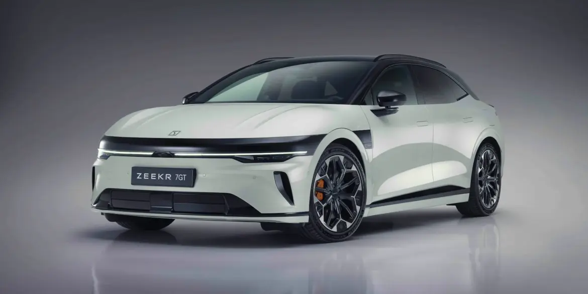 Frontansicht des weißen Zeekr 7GT, eines sportlichen Elektro-Shooting-Brake.