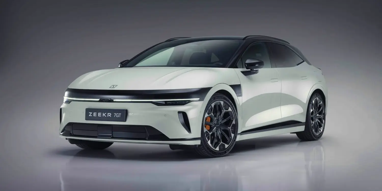 Frontansicht des weißen Zeekr 7GT, eines sportlichen Elektro-Shooting-Brake.